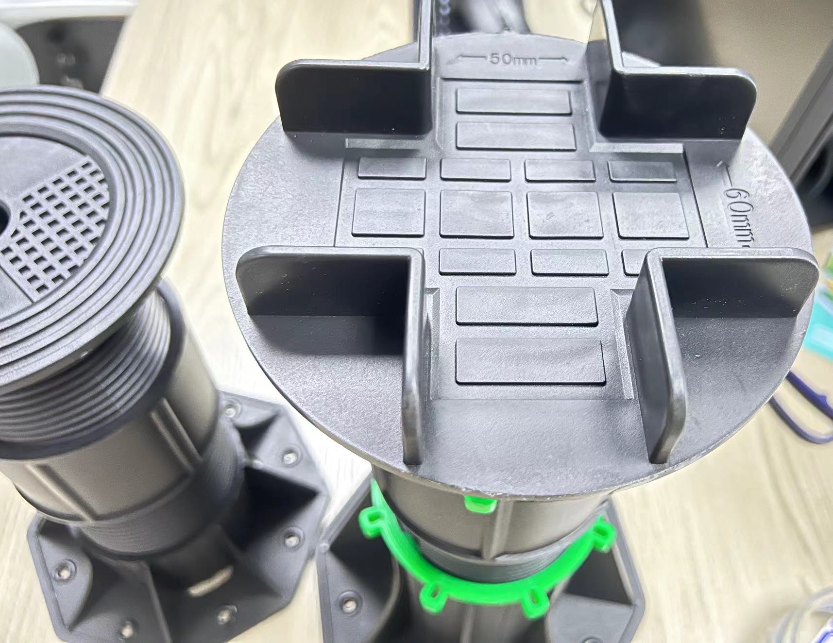 Регулируемый постамент