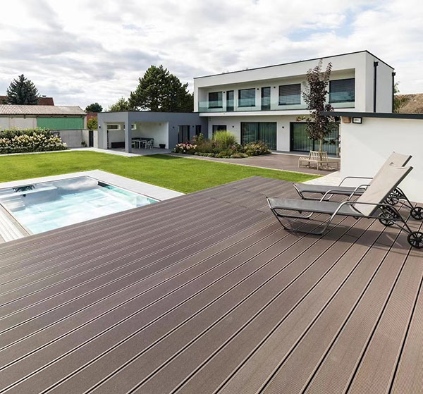 Сравнение напольных покрытий первого поколения и коэкструдированных полов из ДПК: особенности и различия