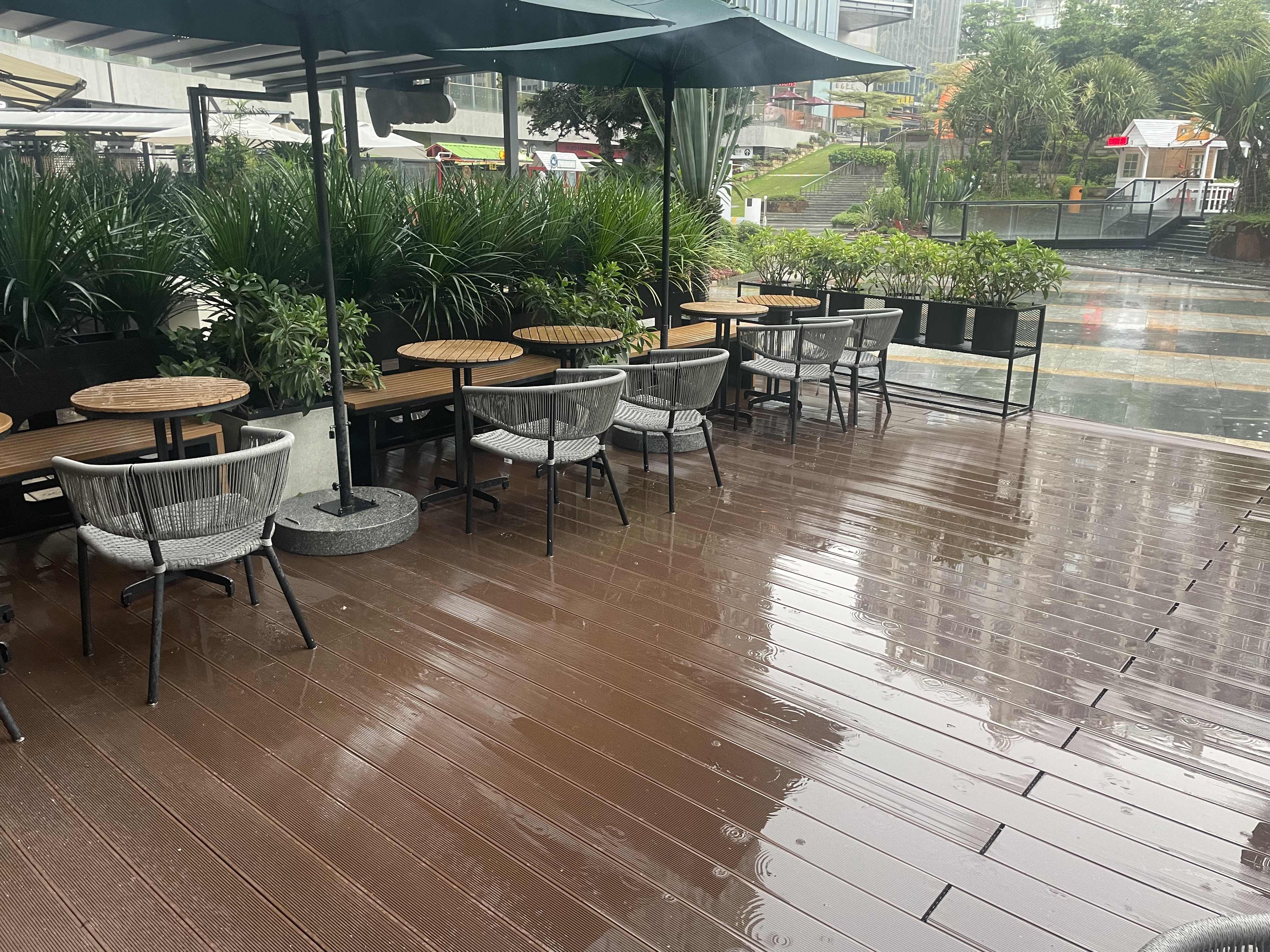 Является ли террасная доска из ДПК водонепроницаемой?